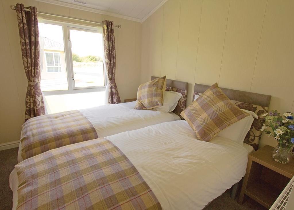 The Springs Lakeside Holiday Park Fladbury 客房 照片